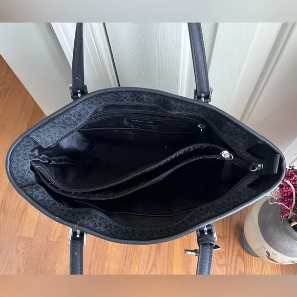 🖤Michael Kors Signature Black Tote Bag🖤 - Picture 10 of 14